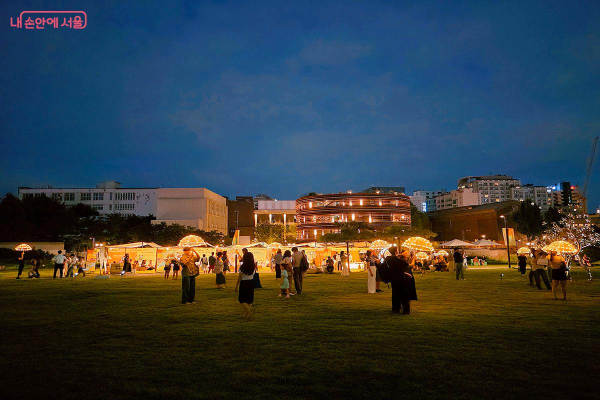 별빛우산 부스와 열린송현의 밤을 별빛우산으로 물들이는 시민들 &copy;양순남