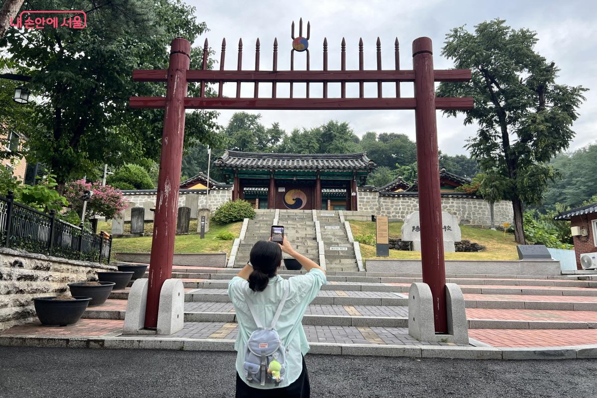 한 시민이 양천향교 입구에서 사진을 찍고 있다. &copy;박지영
