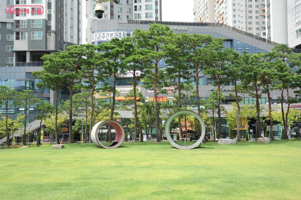 금나래 중앙공원은 서서울미술관과 연계한 ‘가든갤러리파크’다. ©조수봉