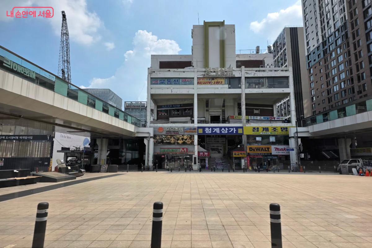 세운상가와 청계상가 거리를 달리는 청계A01 &copy;최정윤