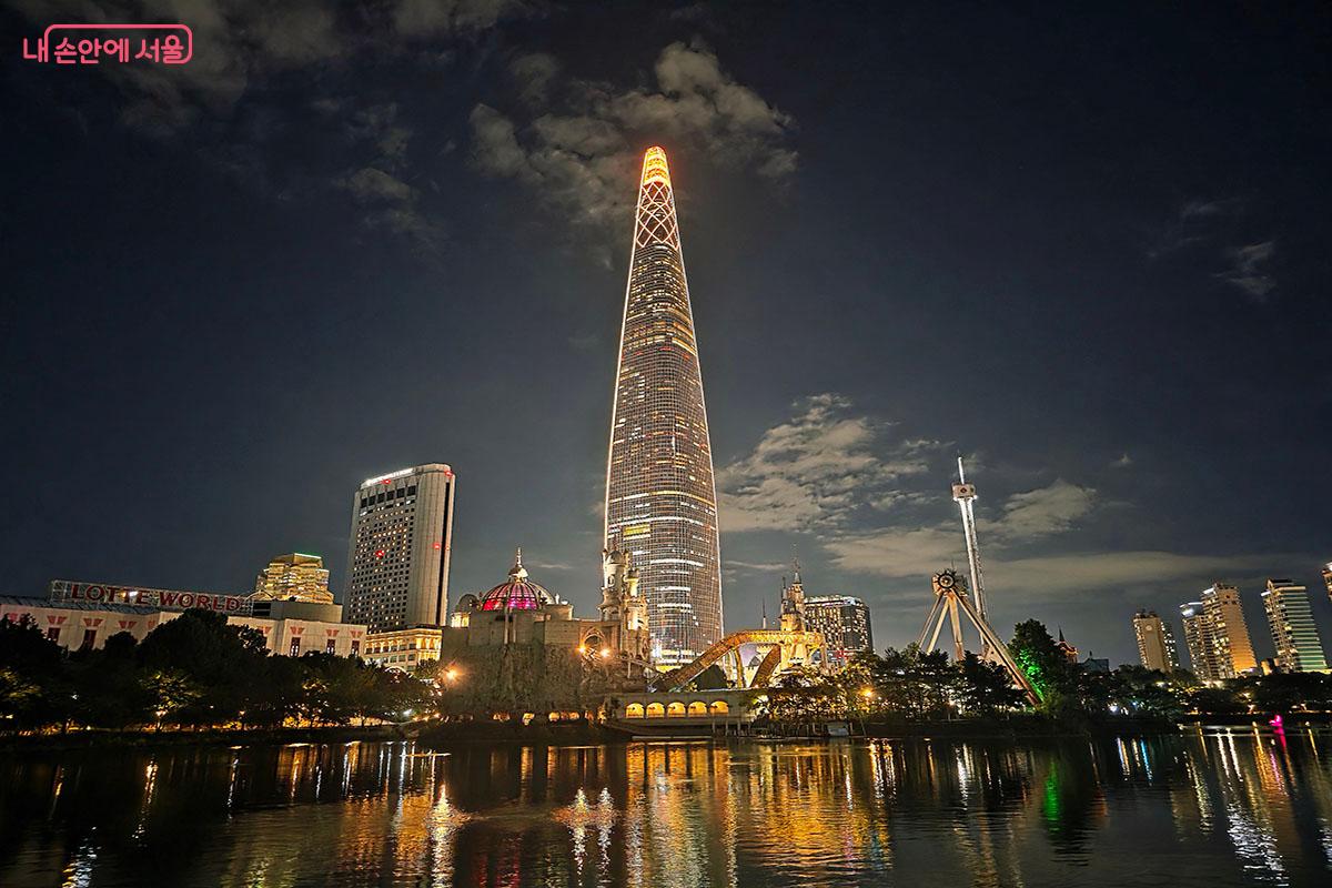 롯데월드타워와 매직아일랜드가 석촌호수 밤물결에 반사돼 환상적 야경을 빚어낸다. &copy;양순남