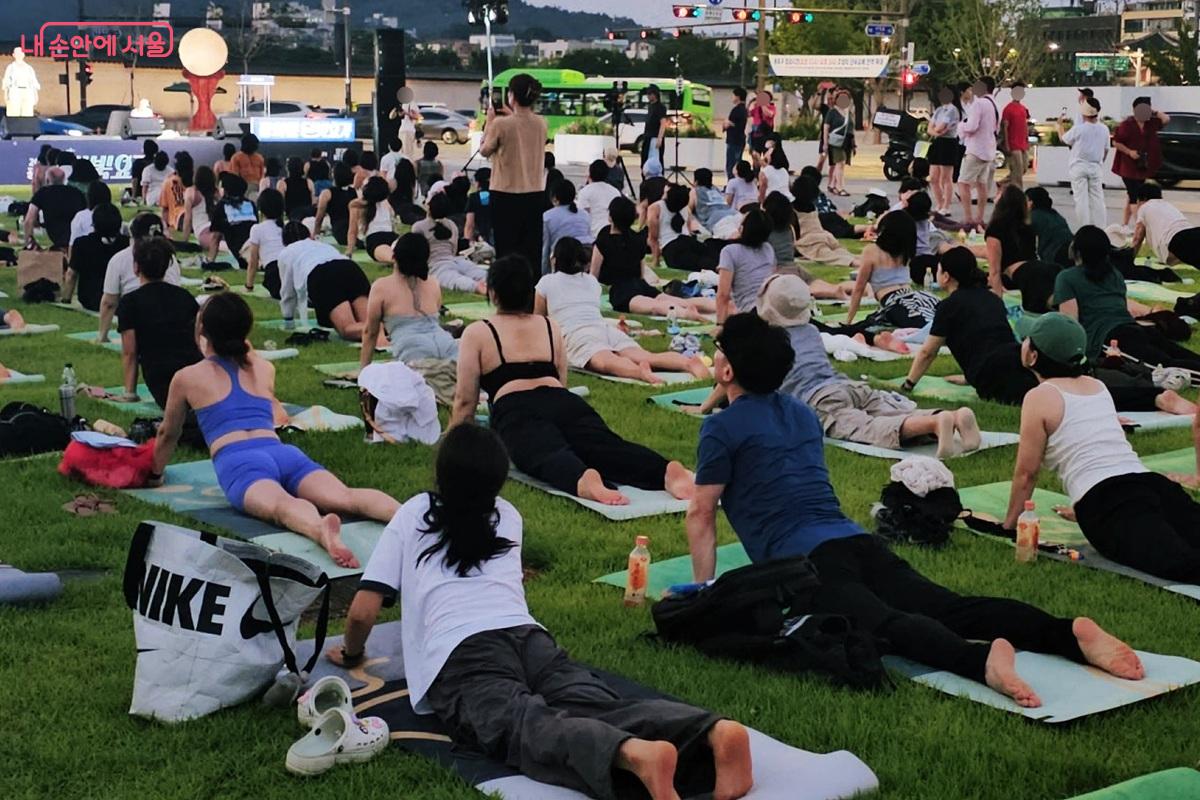 요가 자세를 취하고 있는 시민들 ©이은정