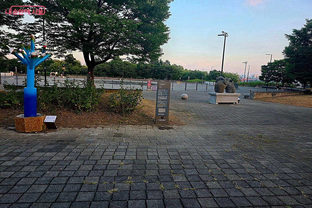 망원한강공원 거울분수와 주변 조형물 전경 ©양순남