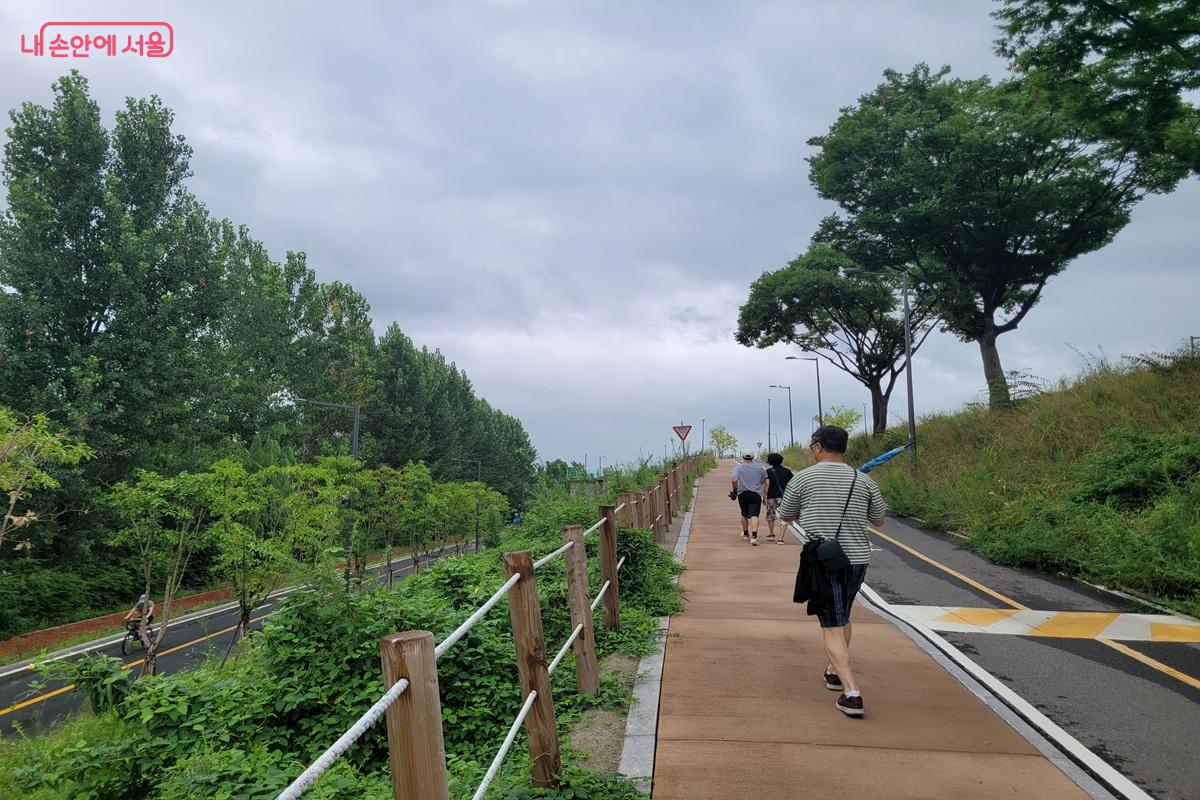 암사초록길의 보행로와 자전거도로를 따라 걷는 시민들 ©조연