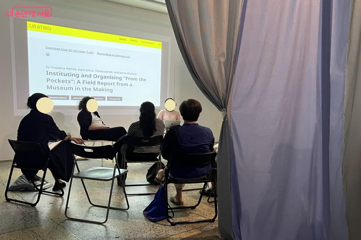'아트투어 버스'로 찾은 대안 공간 '루프'에서 전시와 세미나가 진행 중이다. &copy;박지영  