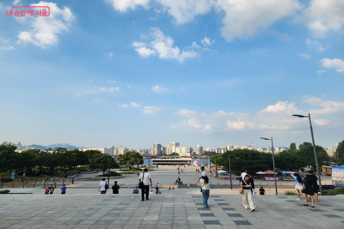 8월 한 달 간 매주 금&middot;토요일 여의도&middot;뚝섬 한강공원 일대에서 밤마실 줍깅이 진행된다. &copy;노유진