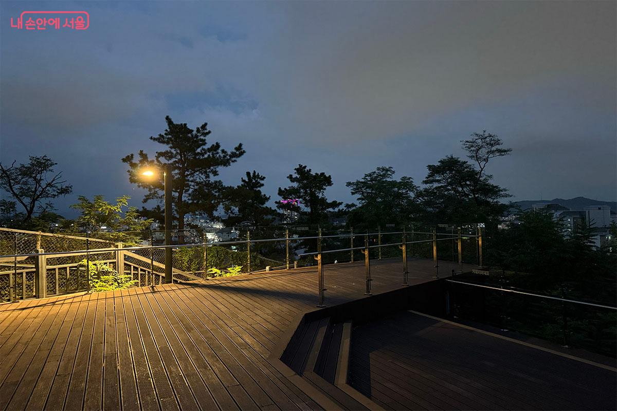 개운산 하늘전망대는 서울 도심의 탁 트인 전경을 감상할 수 있는 조망 명소이다. &copy;송수아