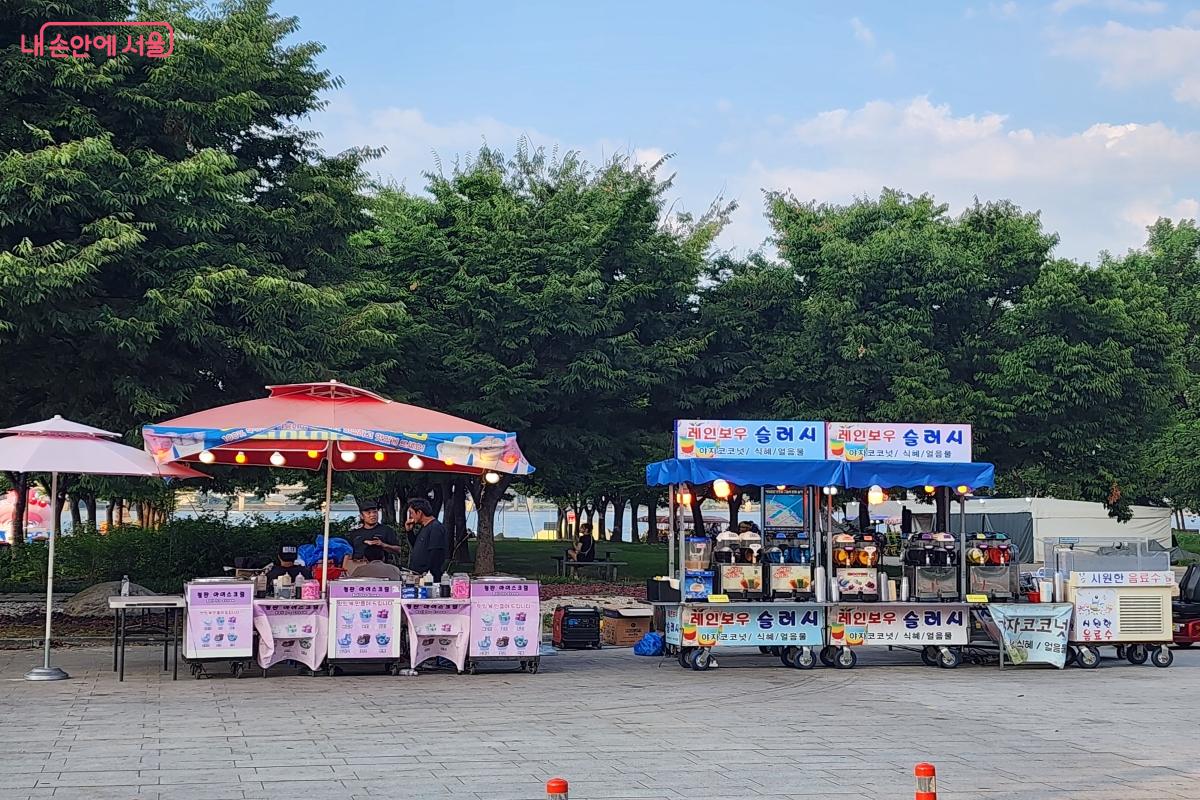 한강공원에 도착하니 푸드 트럭이 곳곳에 자리해 있다. &copy;노유진
