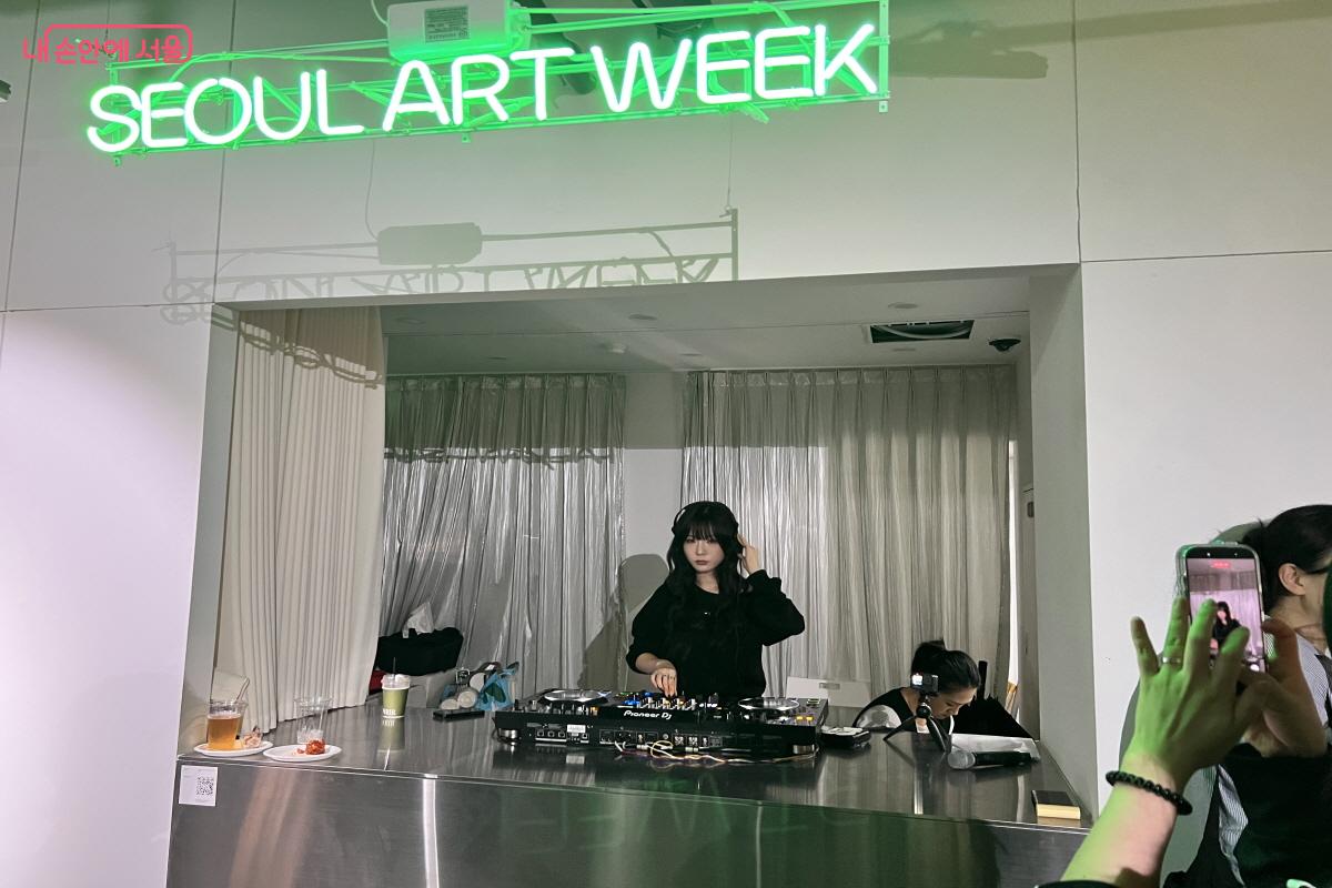 DJ의 선곡과 함께 전시장 내 작품을 돌아볼 수 있었다. &copy;박지영