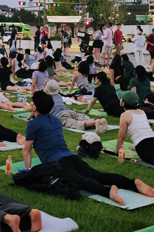 여름밤 광화문광장에서 즐기는 특별한 힐링 '광화문 달빛요가'