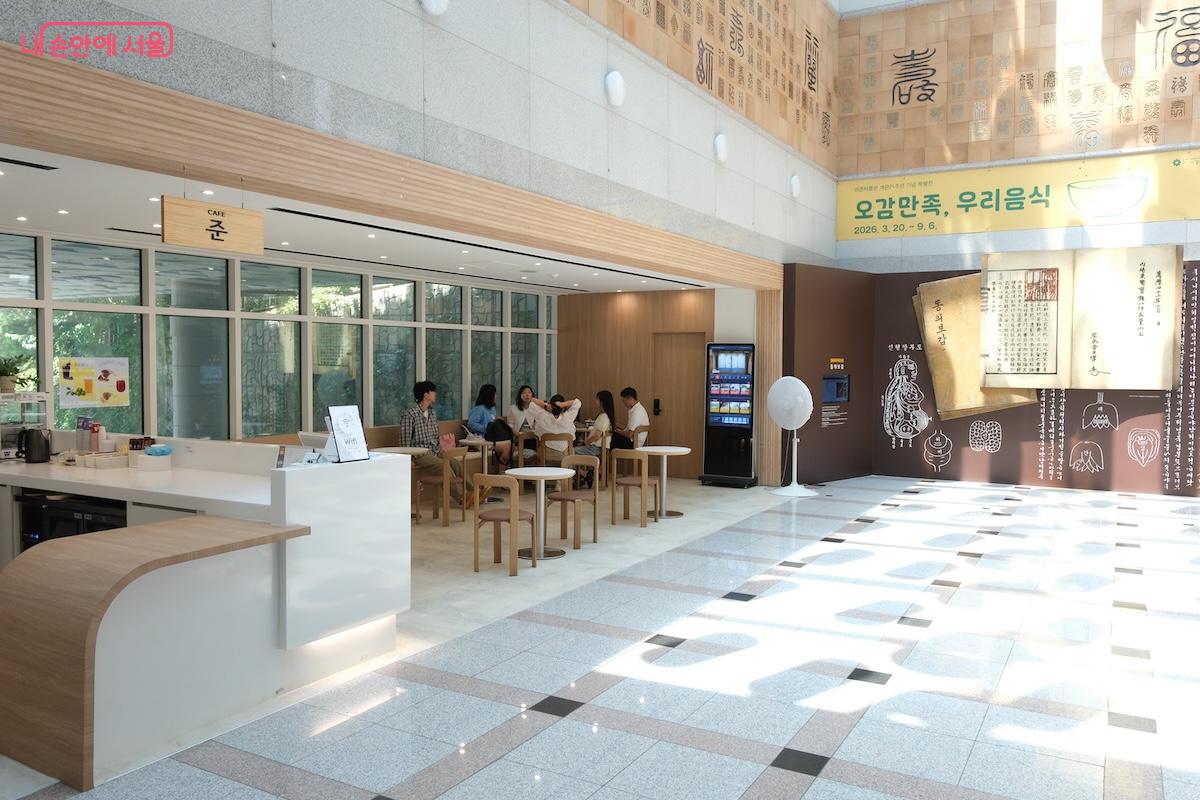 기존 카페와 굿즈숍이 함께 있던 곳을 온전히 카페 공간으로만 변경했다.