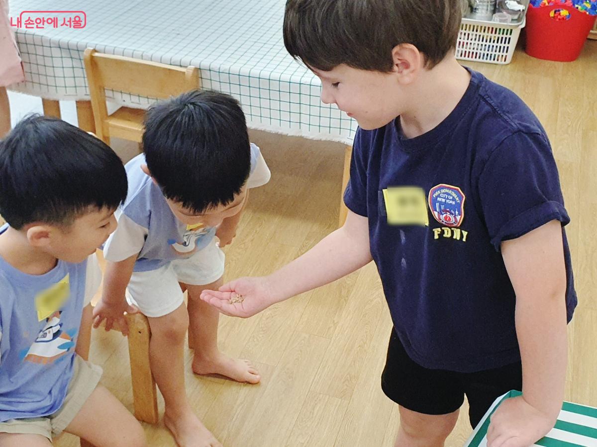 볍씨를 보고 신기해 하는 아이들 &copy;엄윤주