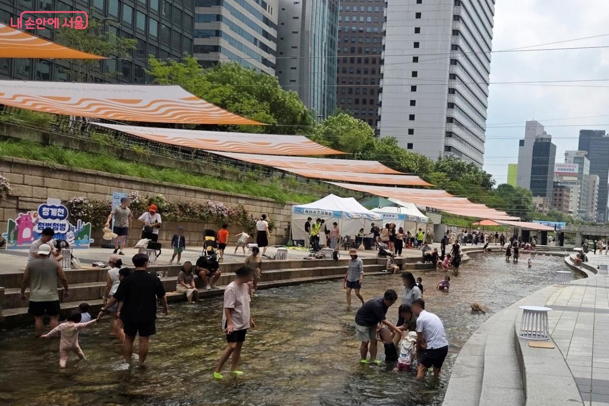 청계천 물길에서 더위를 식히는 시민들과 관광객들 &copy;김미선