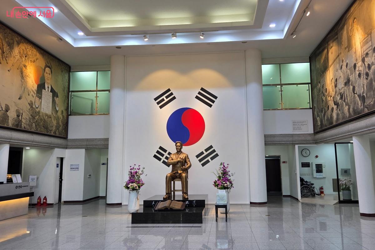 매헌윤봉길의사기념관, 윤봉길 의사 동상 &copy;김미선