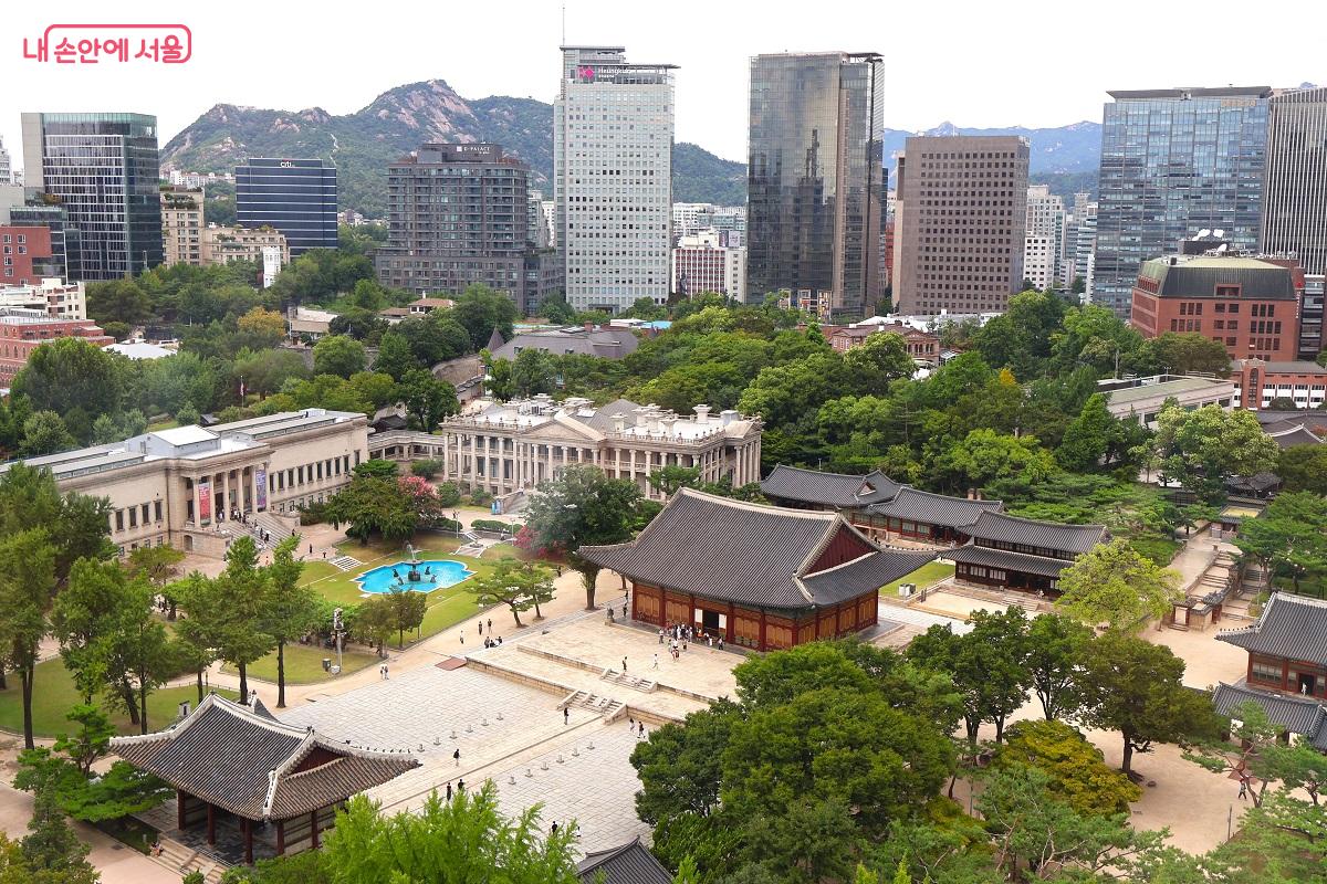 정동전망대에서 내려다본 덕수궁과 국립현대미술관 &copy;이봉덕
