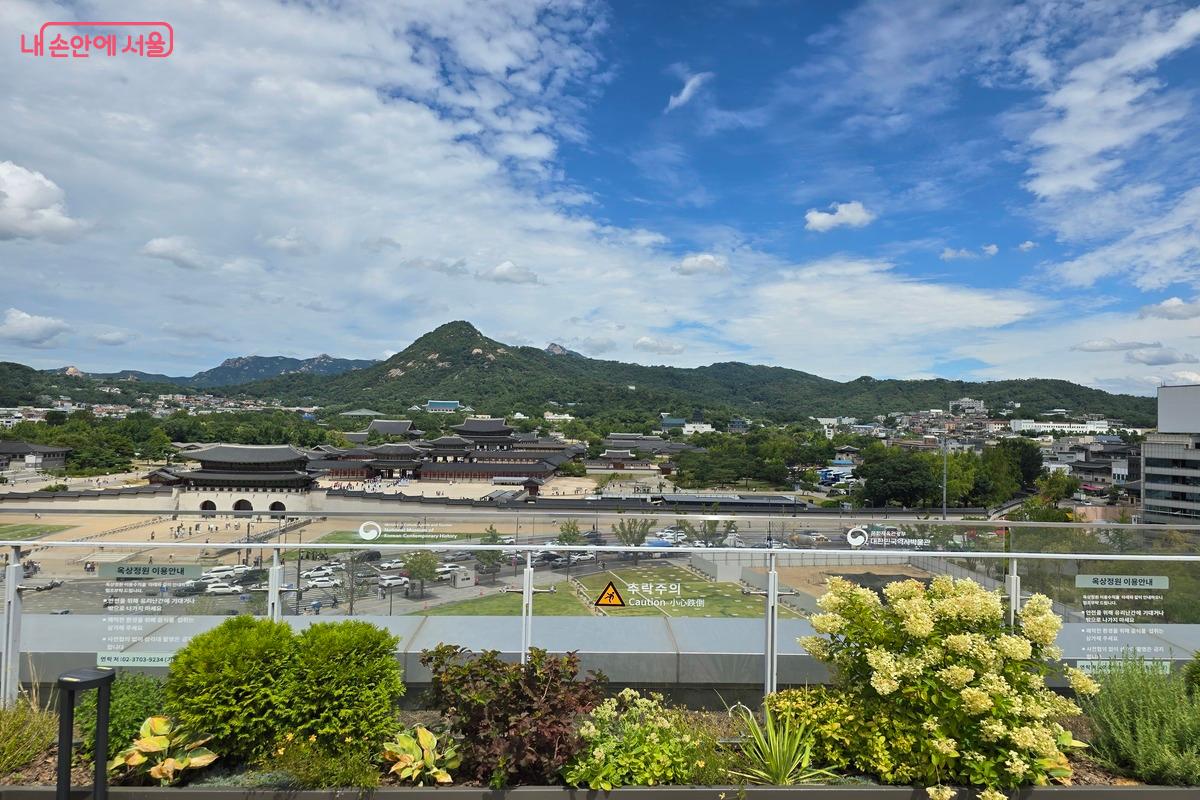 서울의 가장 멋진 모습을 보고 싶다면 대한민국역사박물관 옥상정원을 추천한다. &copy;김은주