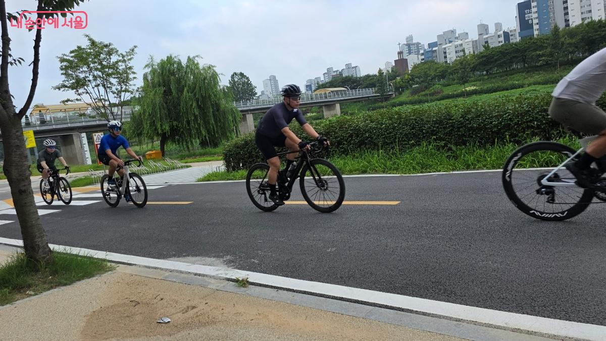 안양천 자전거길을 달리던 라이더 모습, 안양천은 서울의 5대 라이딩 코스 중 하나이다
