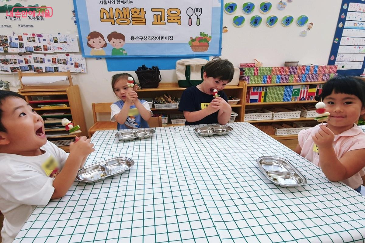 식생활 교육을 받으며 아이들은 "골고루 먹어요"를 구호처럼 힘차게 외쳤다. &copy;엄윤주
