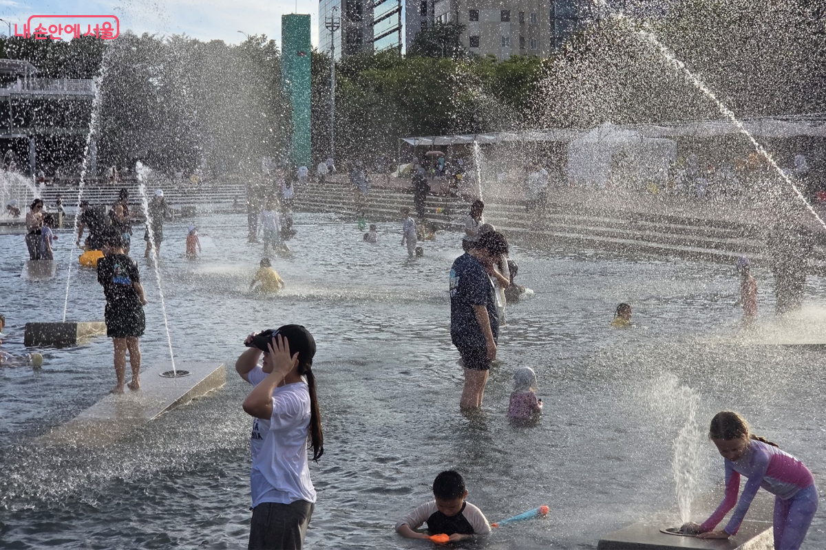 물줄기로 즐거운 아이들의 웃음 소리, 외국인 관광객 가족들의 함성도 담겨 있다. &copy;장미화