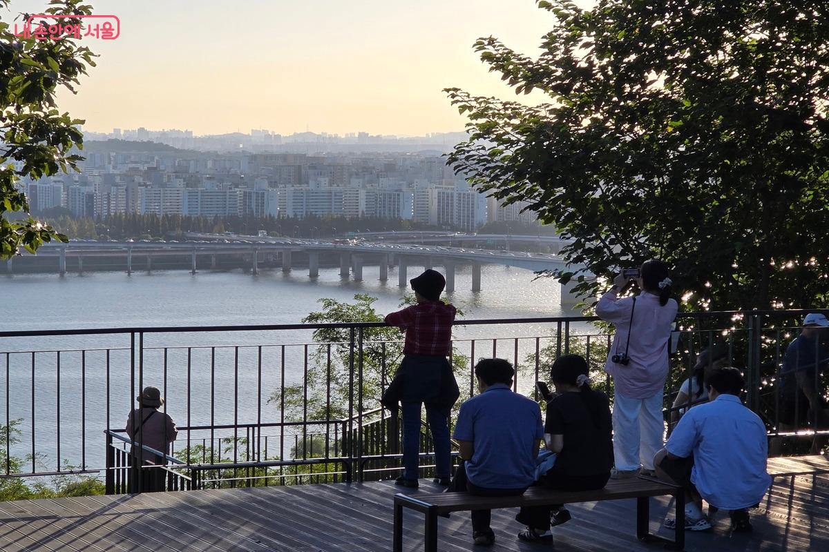 노을공원은 해가 지기 한 시간 정도 전에 도착해 일몰까지 천천히 바라보는 것을 추천한다. ©김은주