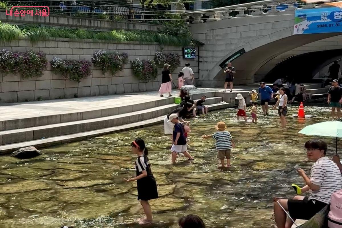 서울 도심에서 즐기는 무료 물놀이장이다. &copy;임수영