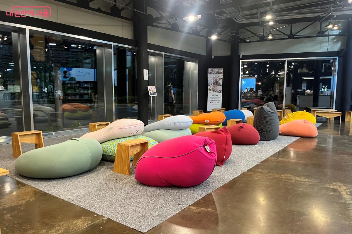 빈백에 앉아 창밖 풍경과 함께 독서를 즐길 수 있는 공간 &copy;김연희