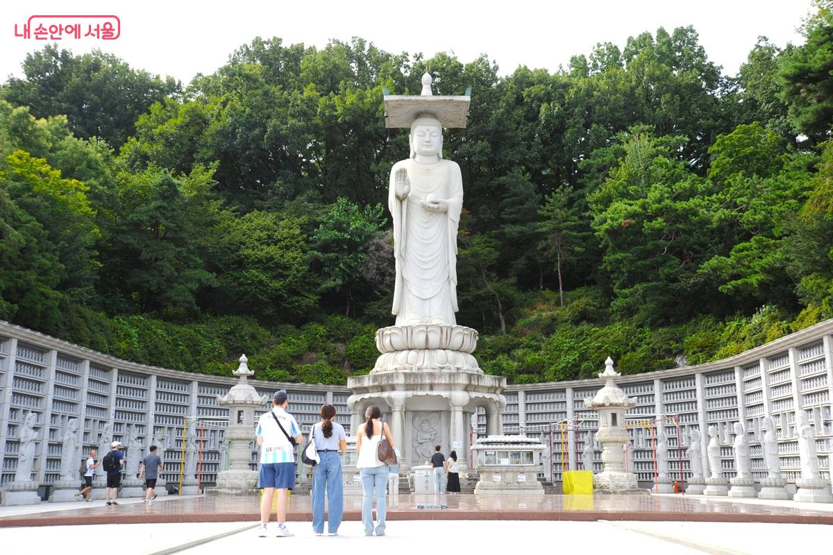 봉은사는 도심 속 사찰이 갖는 특별한 점이 있어 외국인들에게도 인기가 높다. &copy;조수봉