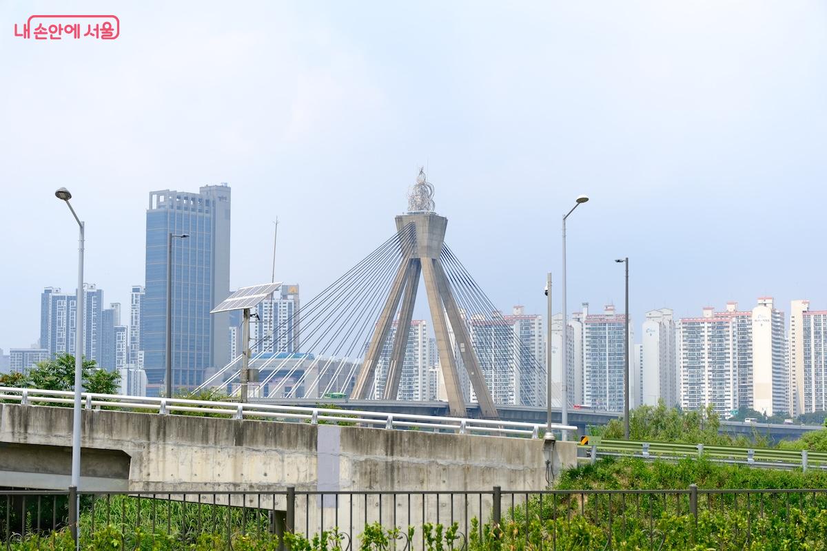 전망대에 앉아 올림픽대교와 한강 뷰를 바라볼 수 있는 멋진 졸음쉼터 &copy;서지희