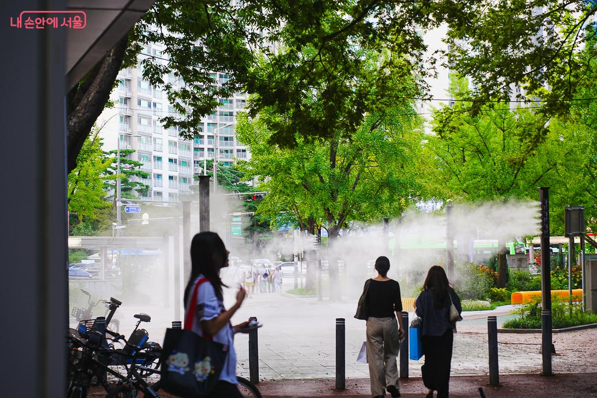 종합운동장역을 지난다면, 9번 출구 앞 ‘정원 라운지’에서 잠시 쉬어가도 좋겠다. ©김성무