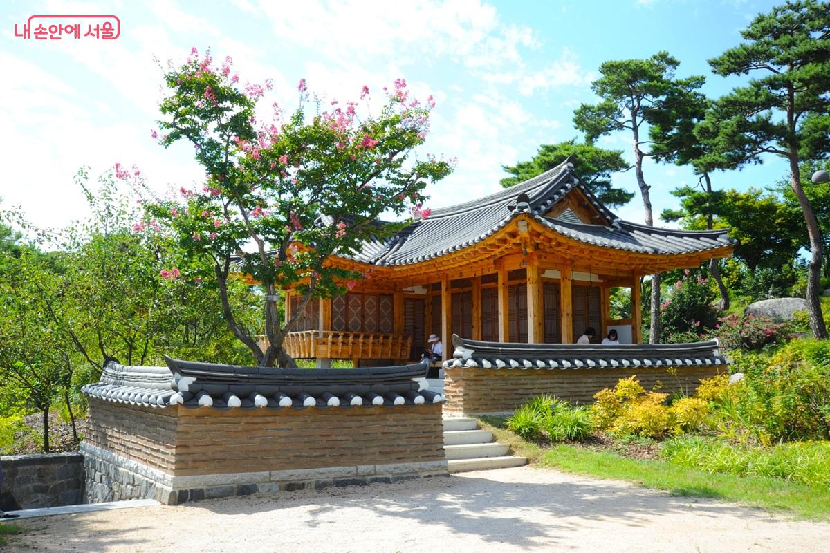 서울식물원의 주제정원 중 &lsquo;사색의 정원&rsquo;은 한국 전통 정원을 재현했다. &copy;조수봉
