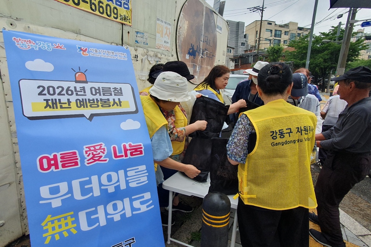 폭염 속 시원한 동행! 폐지 수집 어르신 찾아 '무더위를 무(無)더위로'