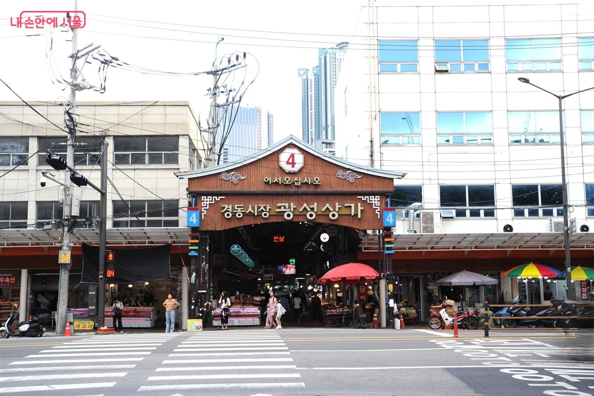 &lsquo;스벅경동 1960&rsquo;은 경동시장 4번 출입구 들어서 오른쪽 건물에 위치한다. &copy;조수봉