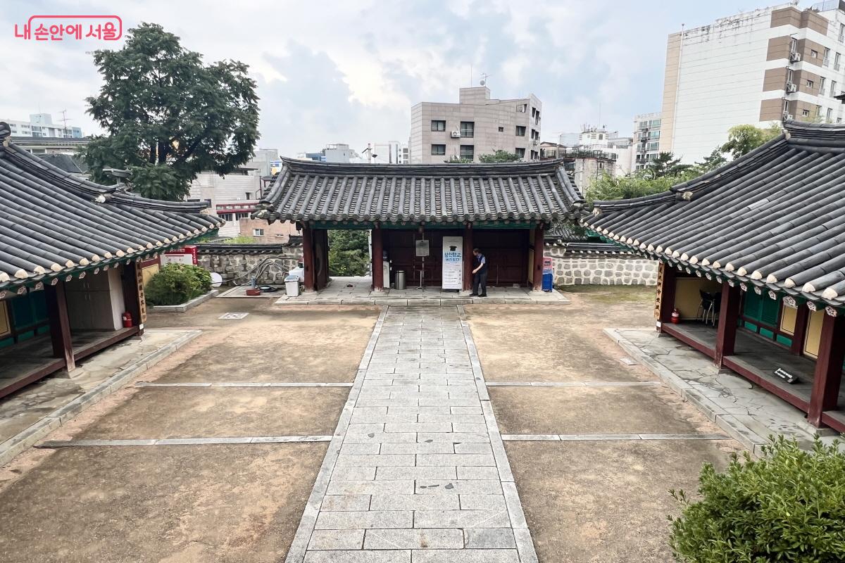 명륜당에서 바라본 외삼문과 동재, 서재 &copy;박지영