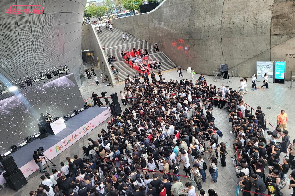 높은 곳에서 내려다본 DDP 어울림광장 무대와 공연을 기다리는 많은 관람객 &copy;조연