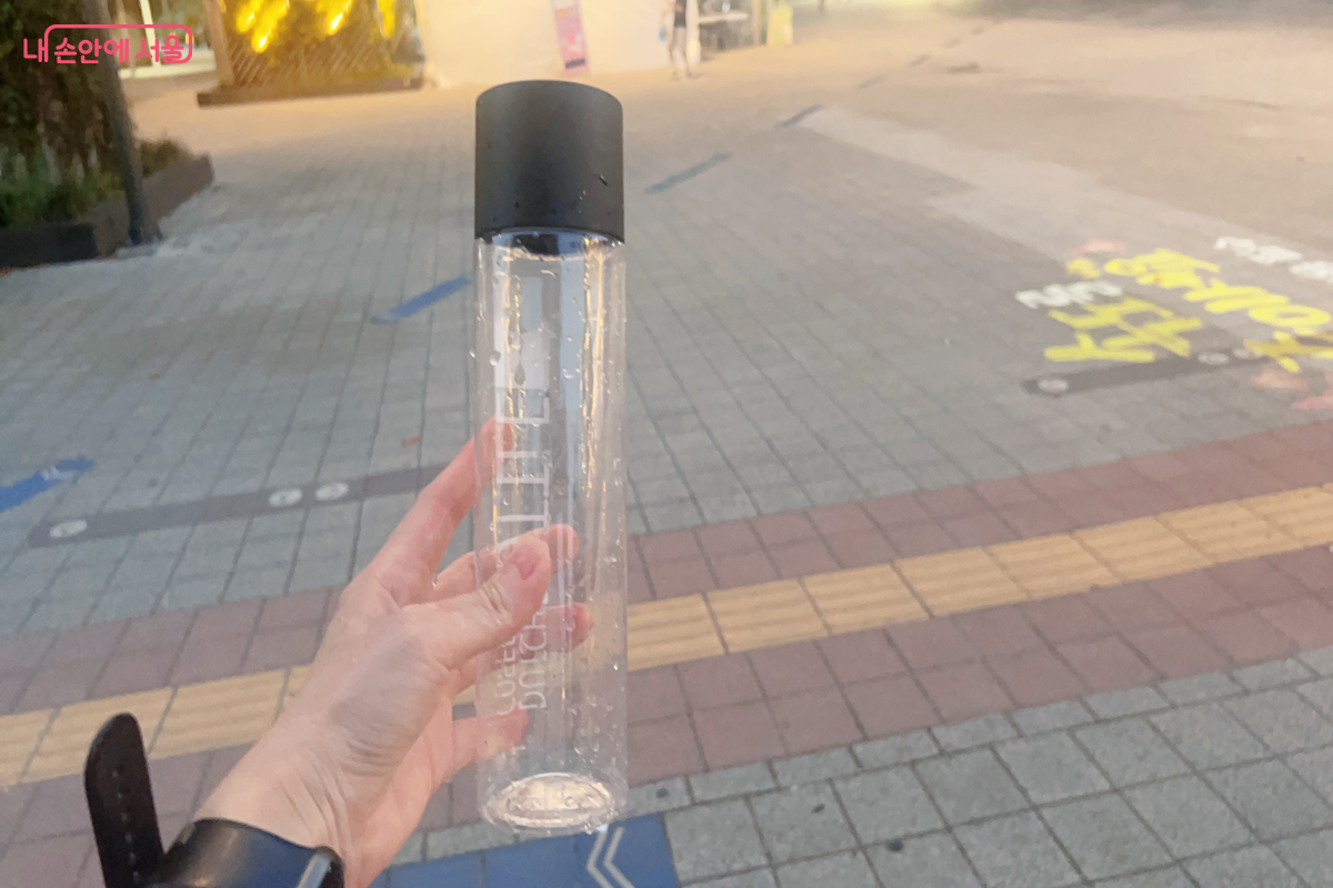 깨끗이 세척한 플라스틱 제품을 재활용으로 배출한다. &copy;백진숙