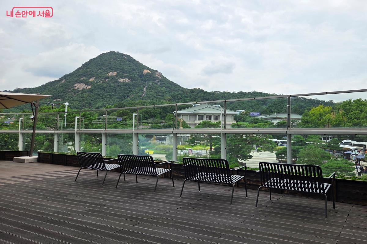 2층 야외에서 앉아 풍경을 바라봐도 좋을 듯했다. &copy;김미선