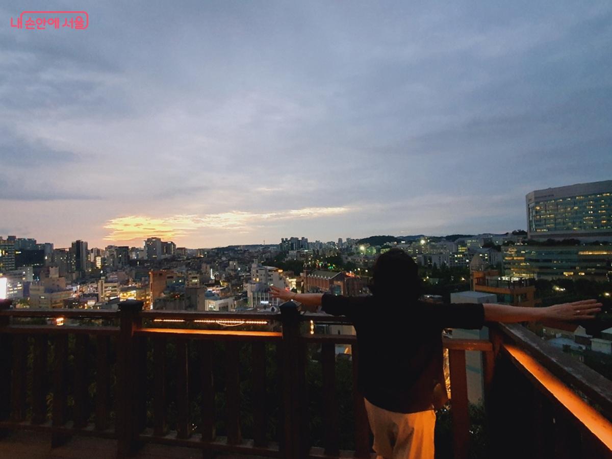 바람산 전망대에서 펼쳐지는 신촌 야경 ©김병규