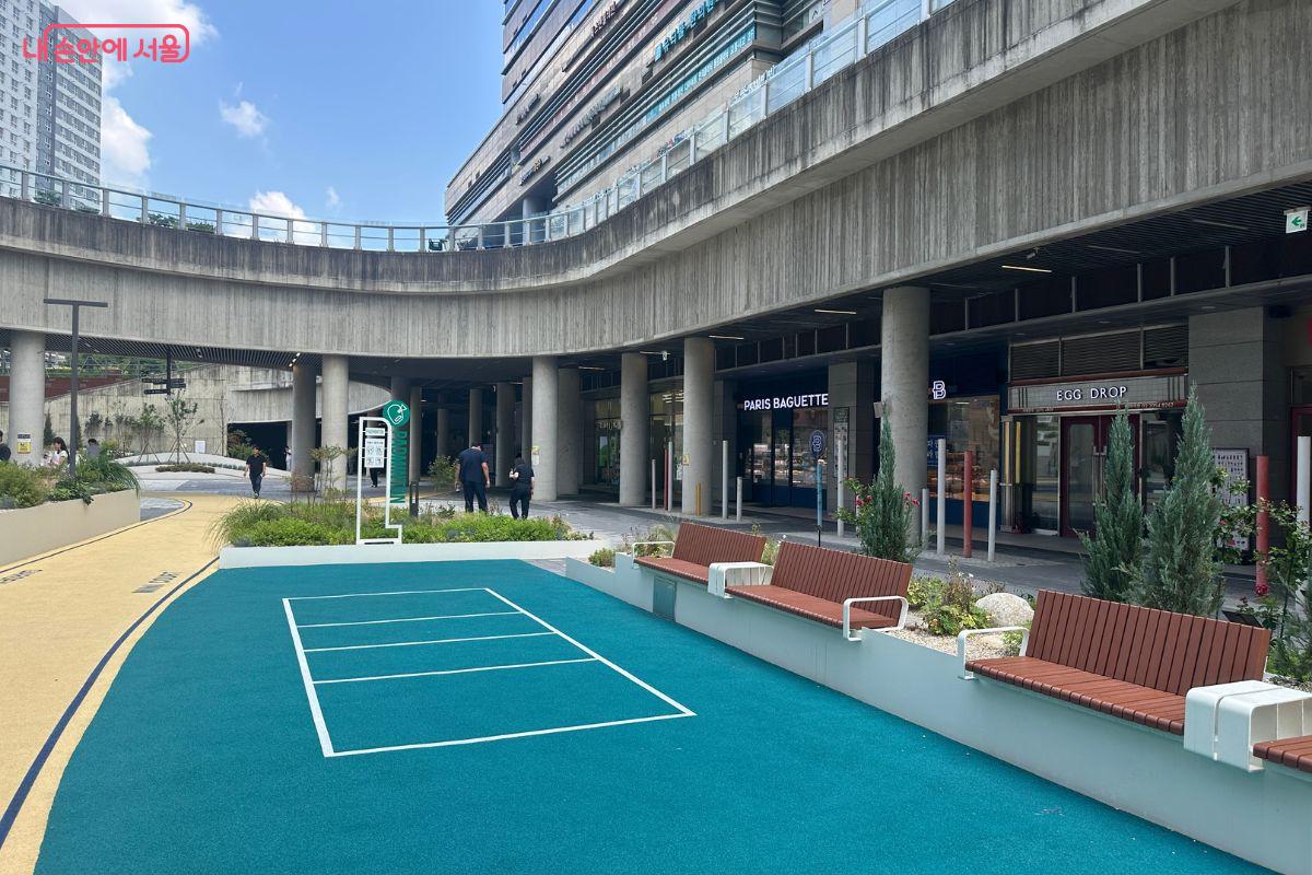 코트 옆 화단과 목재 벤치©김재형