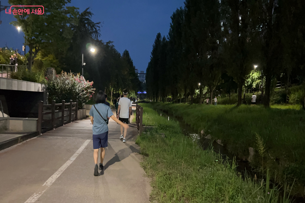 고덕천에서 운동하는 시민들 &copy;백진숙