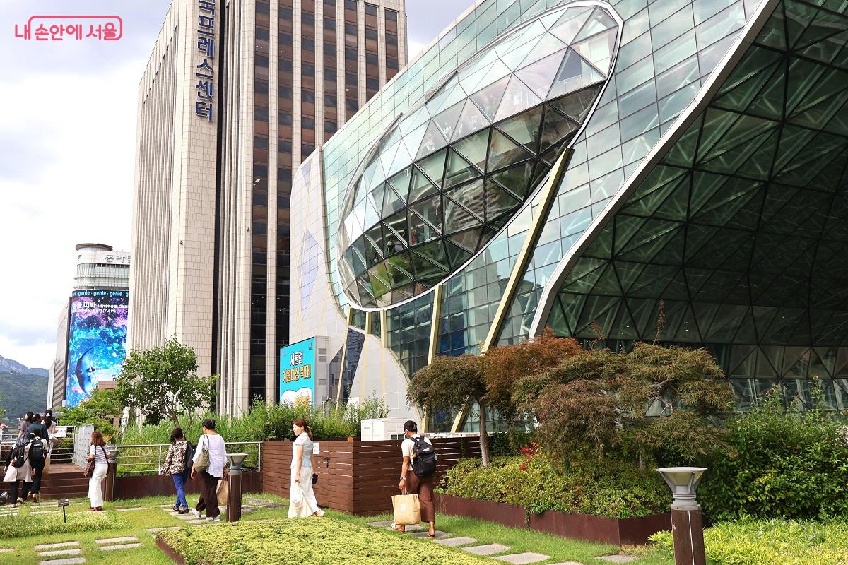 서울도서관(구청사) 하늘뜰에서 바라본 서울시청(신청사) 하늘전망대 &copy;이봉덕