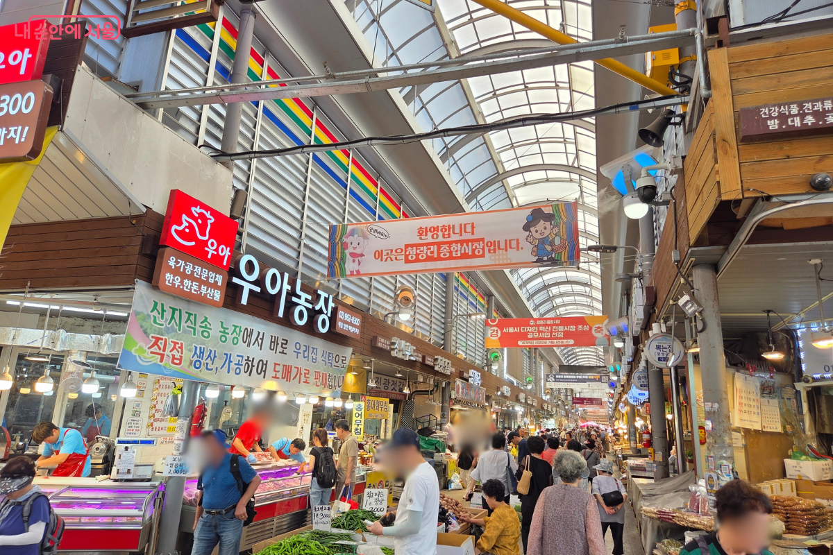 이른 아침부터 장을 보러 나온 시민들로 활기가 넘치는 경동시장 &copy;김승아