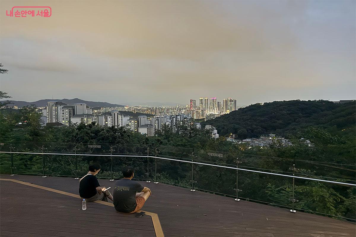 개운산 하늘전망대에서 바라본 서울 도심 전경 &copy;송수아