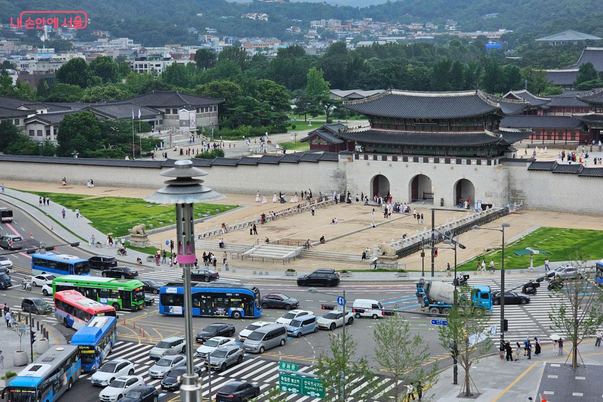 대한민국역사박물관 전망대에서 광화문이 한눈에 내려다 보이는 전경을 볼 수 있다. ©홍혜수