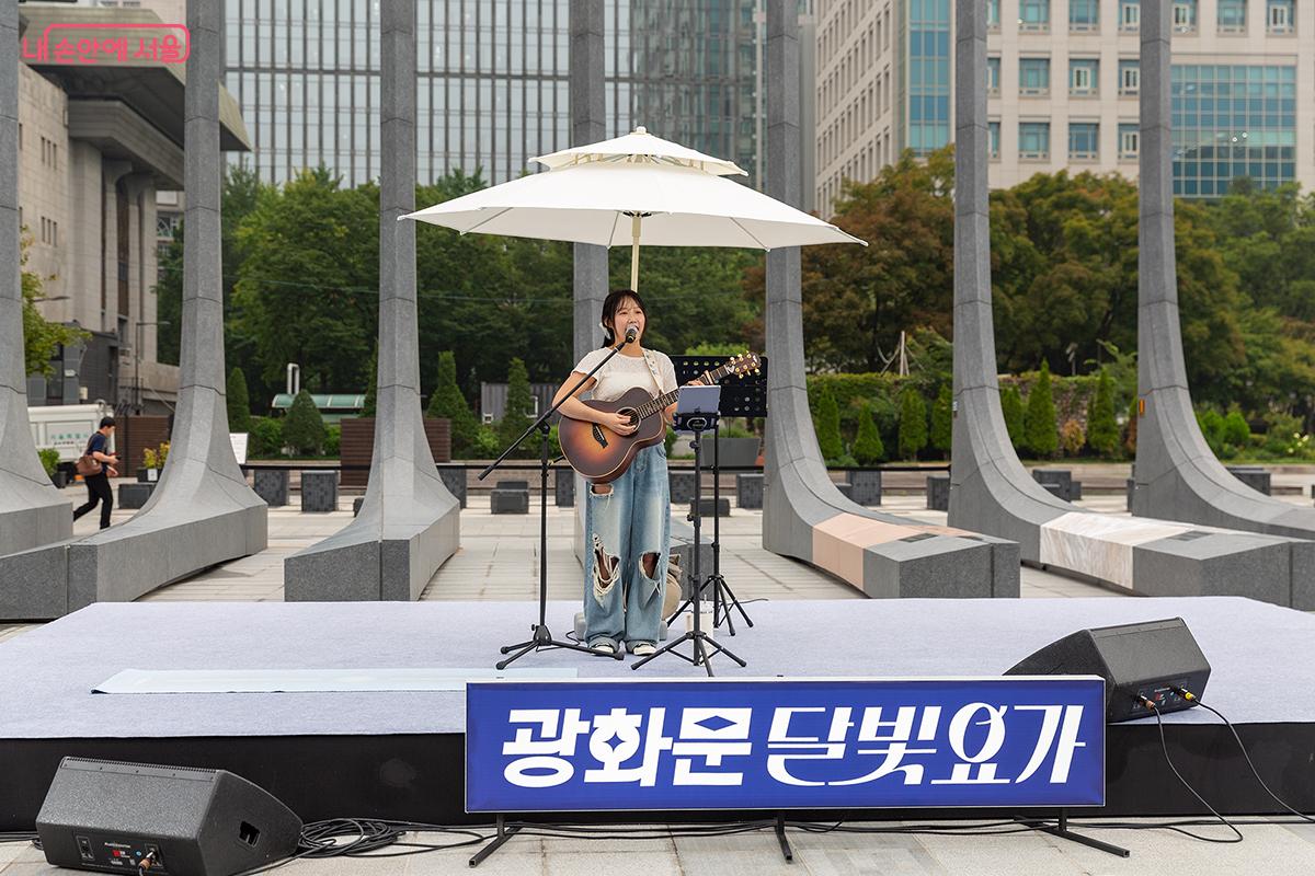 광화문광장 &lsquo;감사의정원&rsquo; 특설무대에 특별한 프로그램이 시작되었다. &copy;문청야 