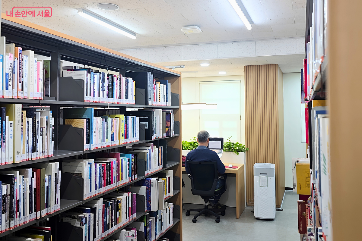공연예술자료실의 긴 서가에 다양한 공연예술 관련 도서가 빼곡히 꽂혀 있다.