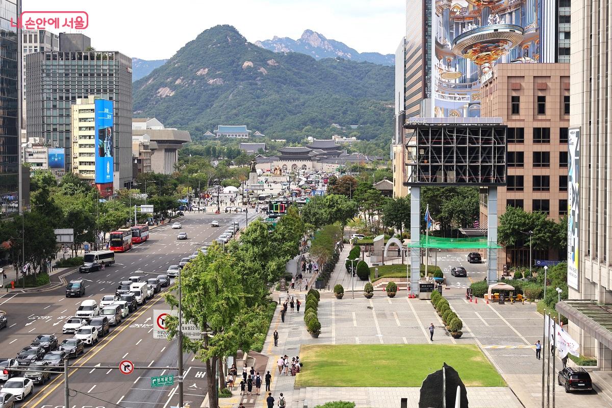 북한산과 백악산, 청와대, 경복궁, 광화문 광장, 세종대로가 일직선으로 펼쳐진 도심 풍경 &copy;이봉덕
