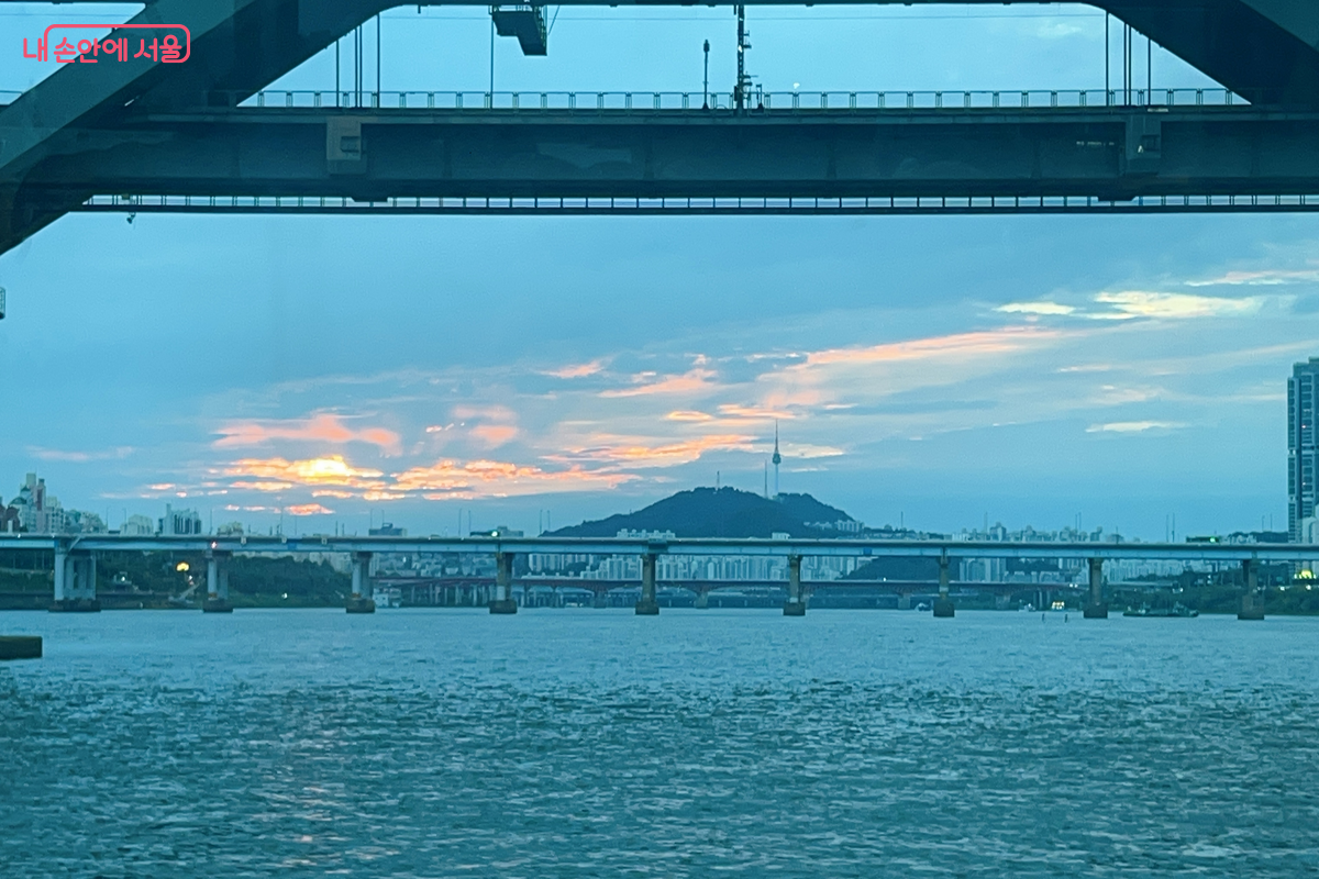 남산을 배경으로 한 한강 노을 &copy;백진숙