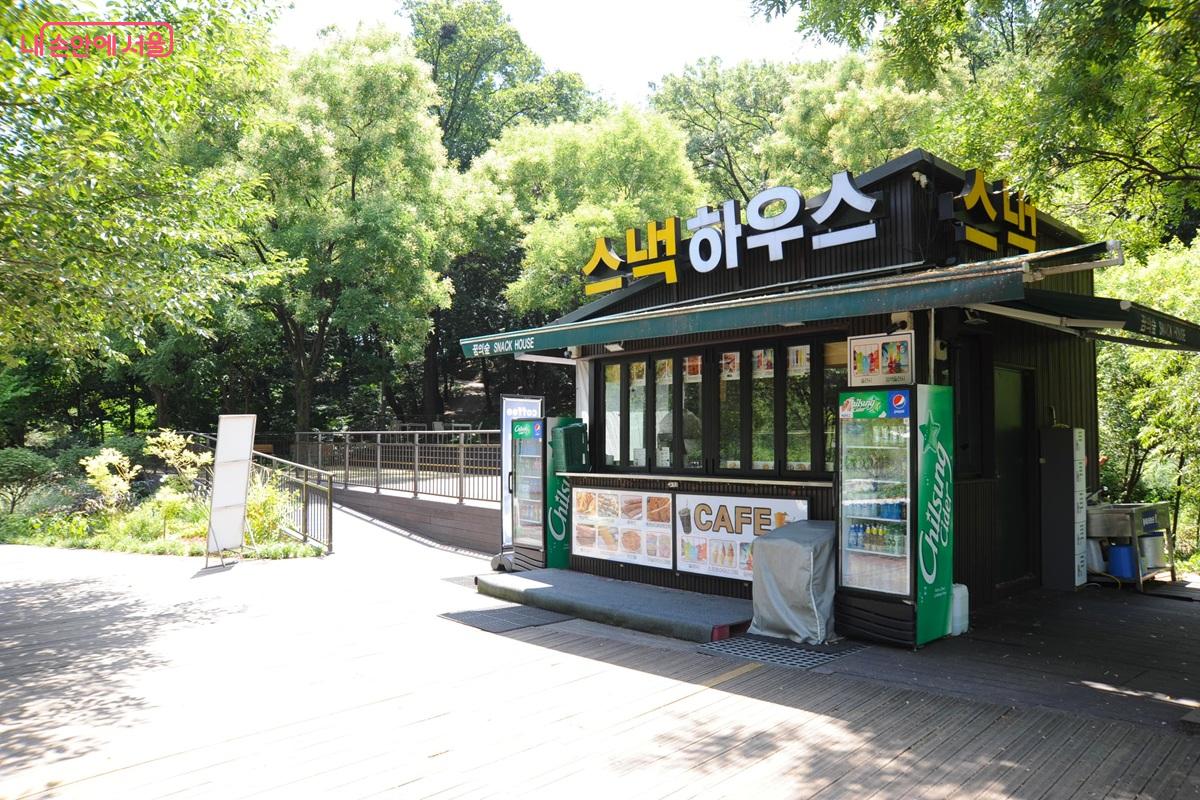 오패산 쪽 야외 데크 공간의 매점 &copy;조수봉