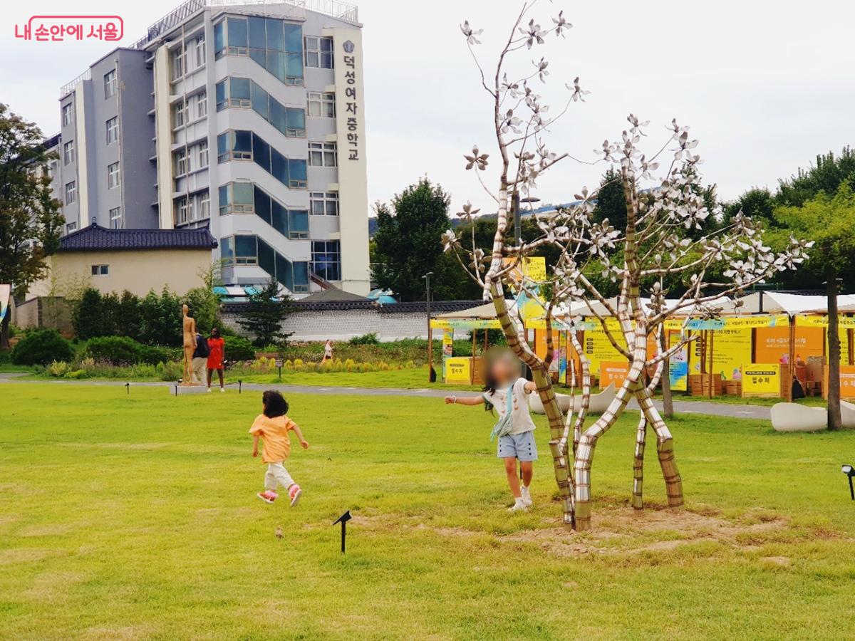 어린이 관람객도 감탄하며 감상한 임광혁 작가의 <매그놀리아 연리지> ©김병규