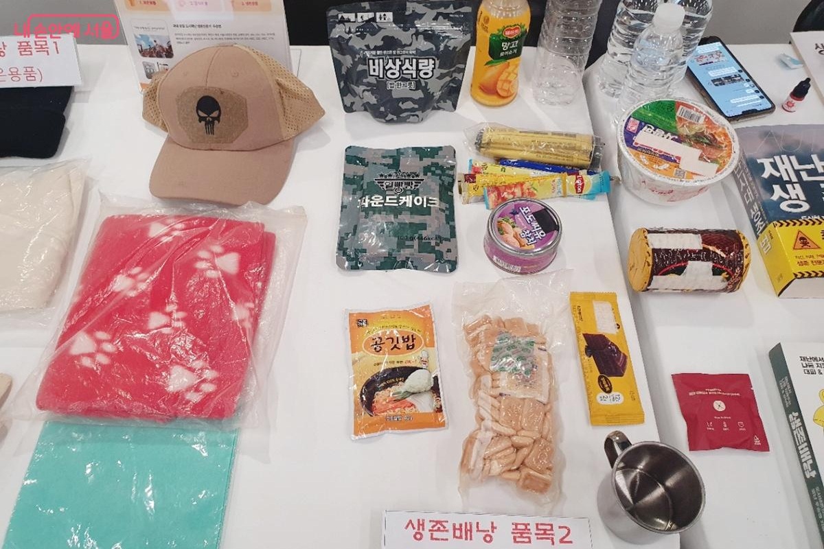 생존배낭은 크게 보온용품, 음식과 물, 생존용품으로 나눠 준비한다. &copy;엄윤주